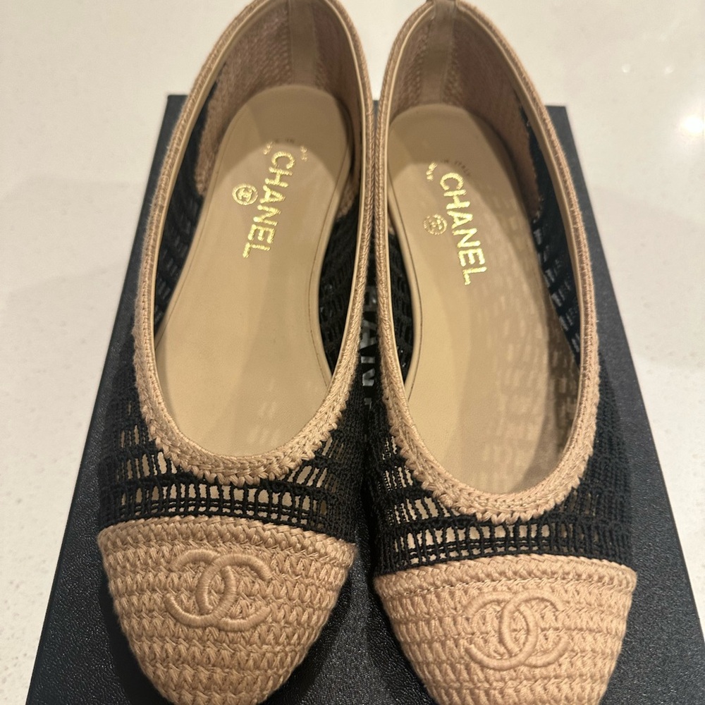 CHANEL Beige and Black Crochet raffia Flats